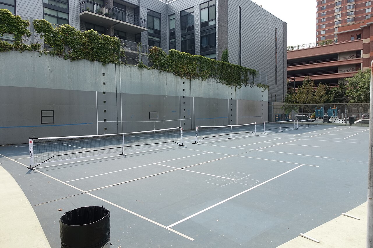 Private Pickleball Lessons vs Group Clinics: Which is Right for You?